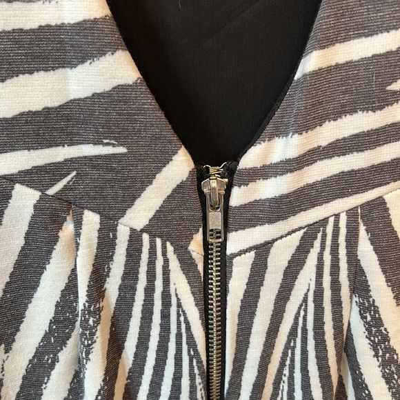 Zebra mini dress. Size xxs. Excellent pre owned condition. Bebe addiction - Picture 3 of 5